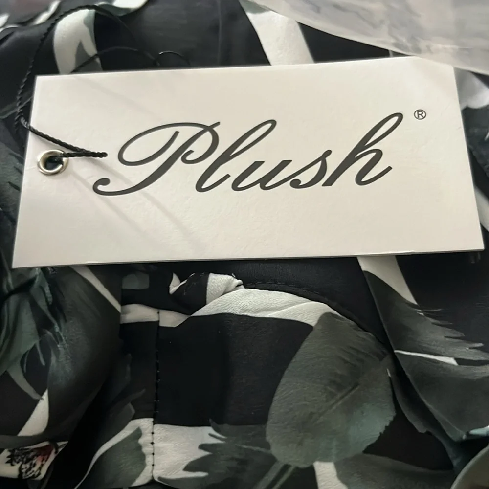 🆕 Plush Revolve Robe Women’s Black White Stripe Jungle Print Tropical XS